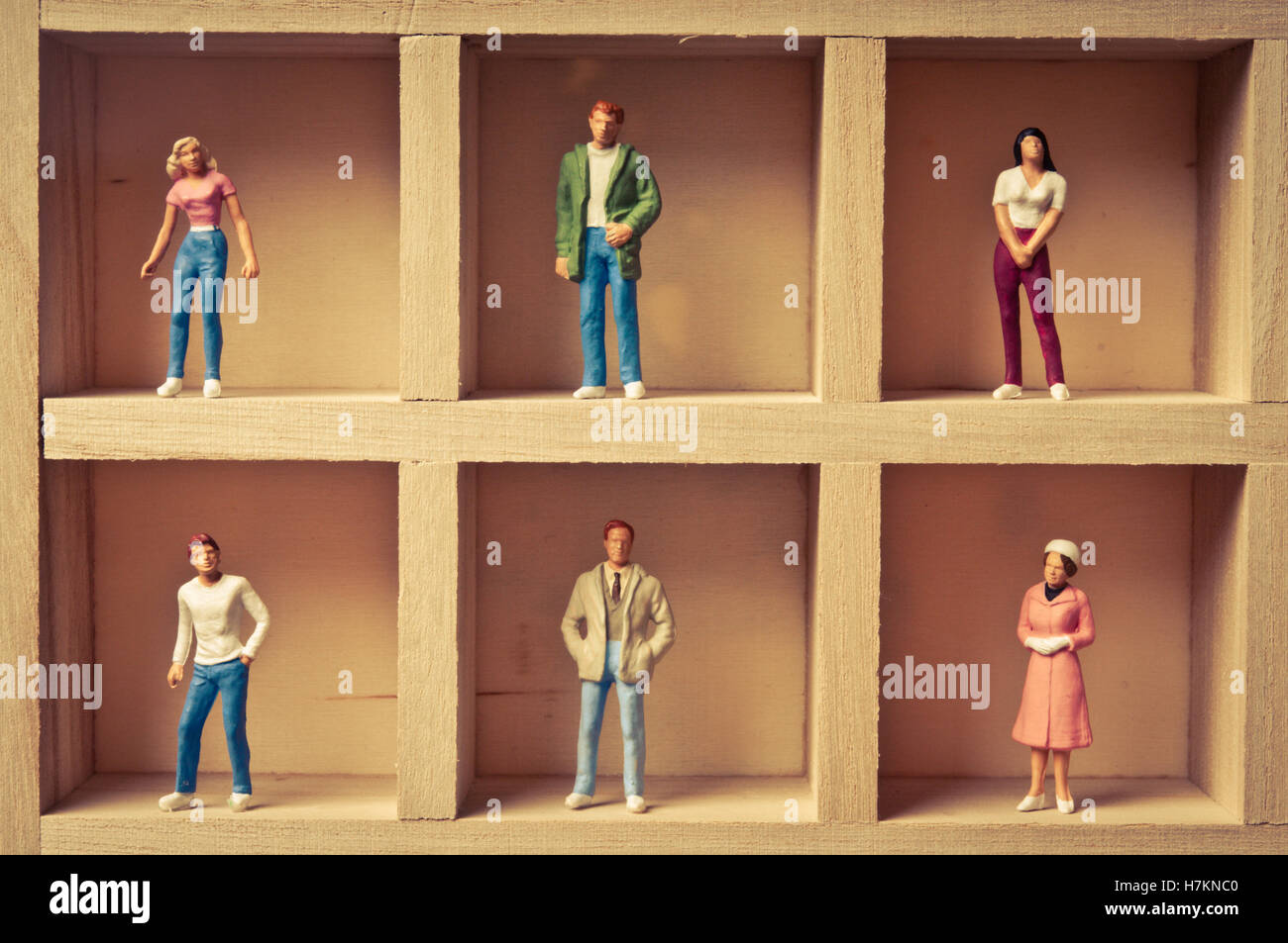 figurine scatolate di varie persone, pigeonhole e concetto di distanza sociale Foto Stock