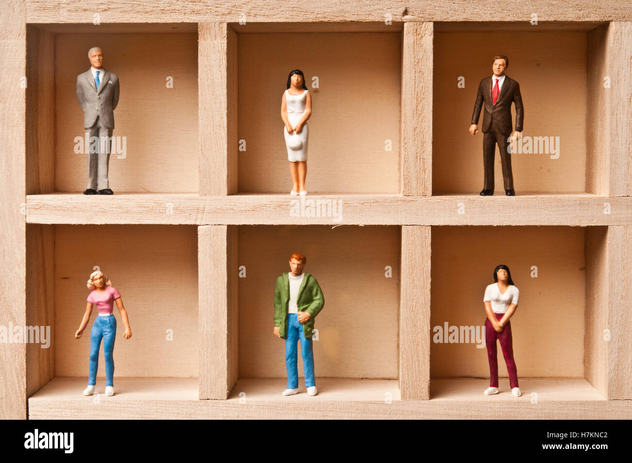 figurine scatolate di varie persone, pigeonhole e concetto di distanza sociale Foto Stock
