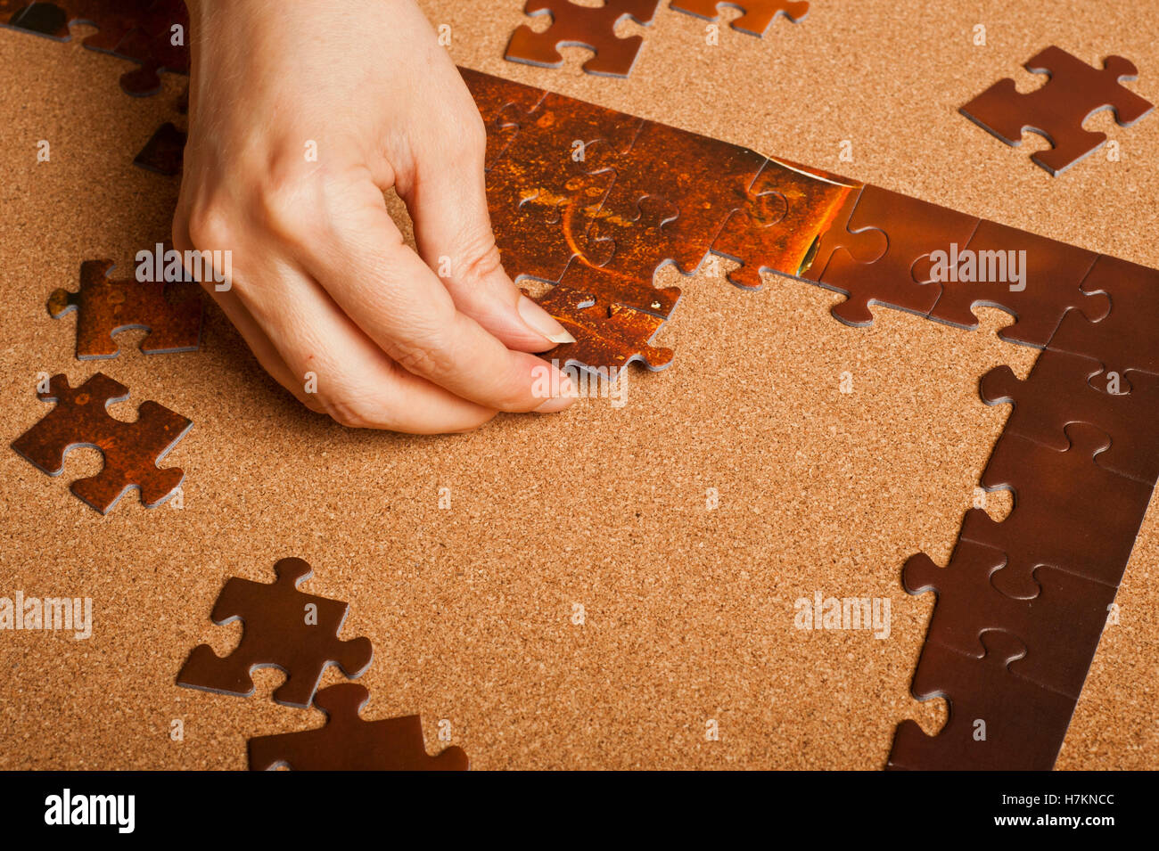 Lato riproduzione di un pezzo e risolvere un puzzle Foto Stock