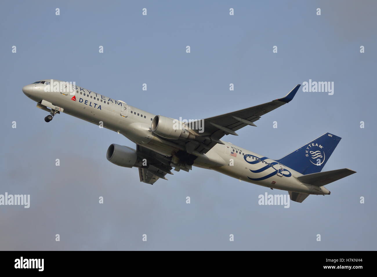 Delta Air Lines Boeing 757-200 N717TW uscire dall'Aeroporto Heathrow di Londra, Regno Unito Foto Stock