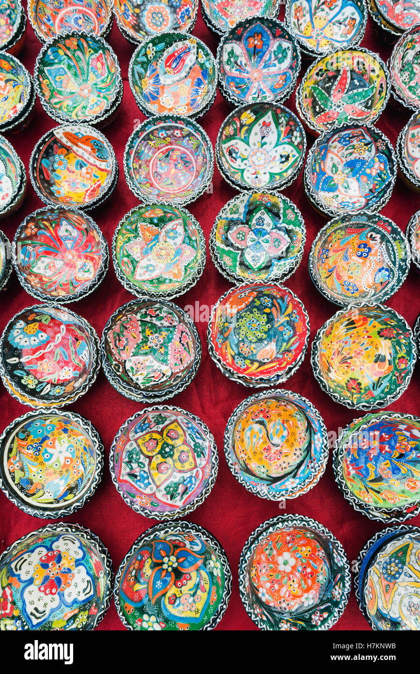 Turchia, Mediterraneo, Mar Egeo Costa turchese, Fethiye, souvenir ceramiche colorate bocce al mercato locale Foto Stock
