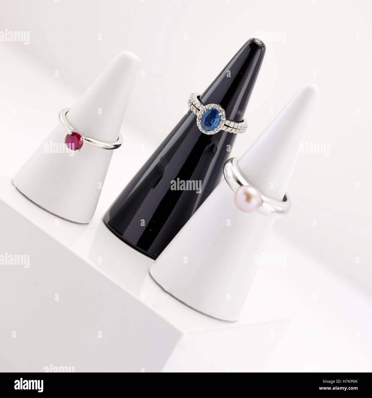 Raccolta di tre anelli su eleganti titolari Foto Stock