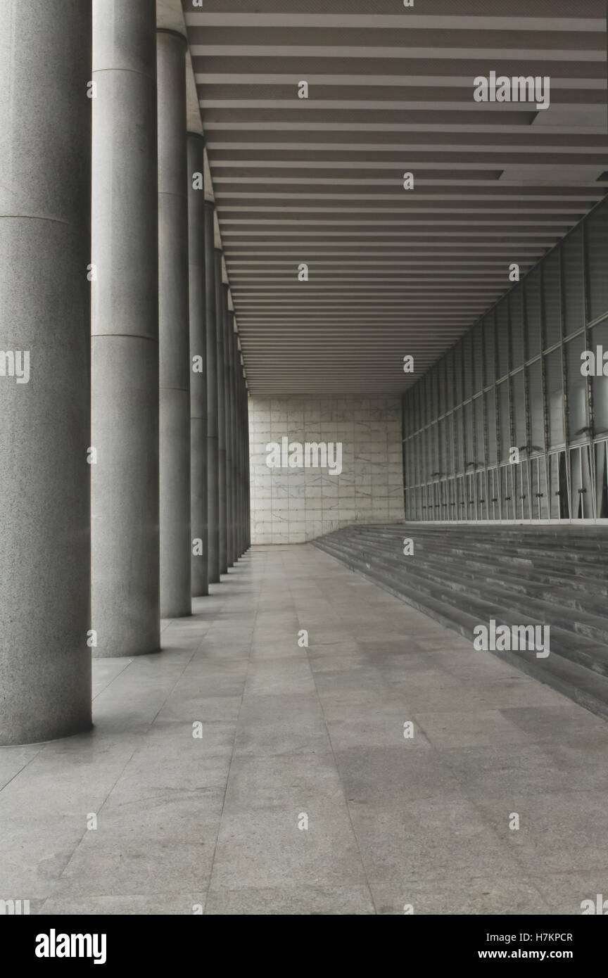 Prospettiva columnade veduta del Palazzo dei Congressi di Roma (versione oscura) Foto Stock
