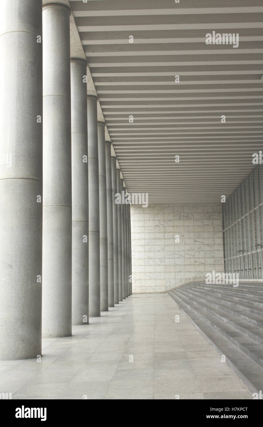 Prospettiva columnade veduta del Palazzo dei Congressi di Roma (brillante versione). Foto Stock