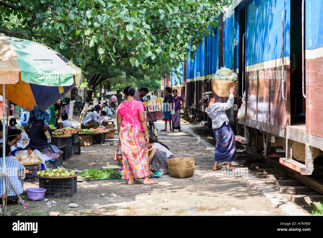 Persone nella parte anteriore del treno su un treno dalla stazione di Mandalay in Birmania Foto Stock