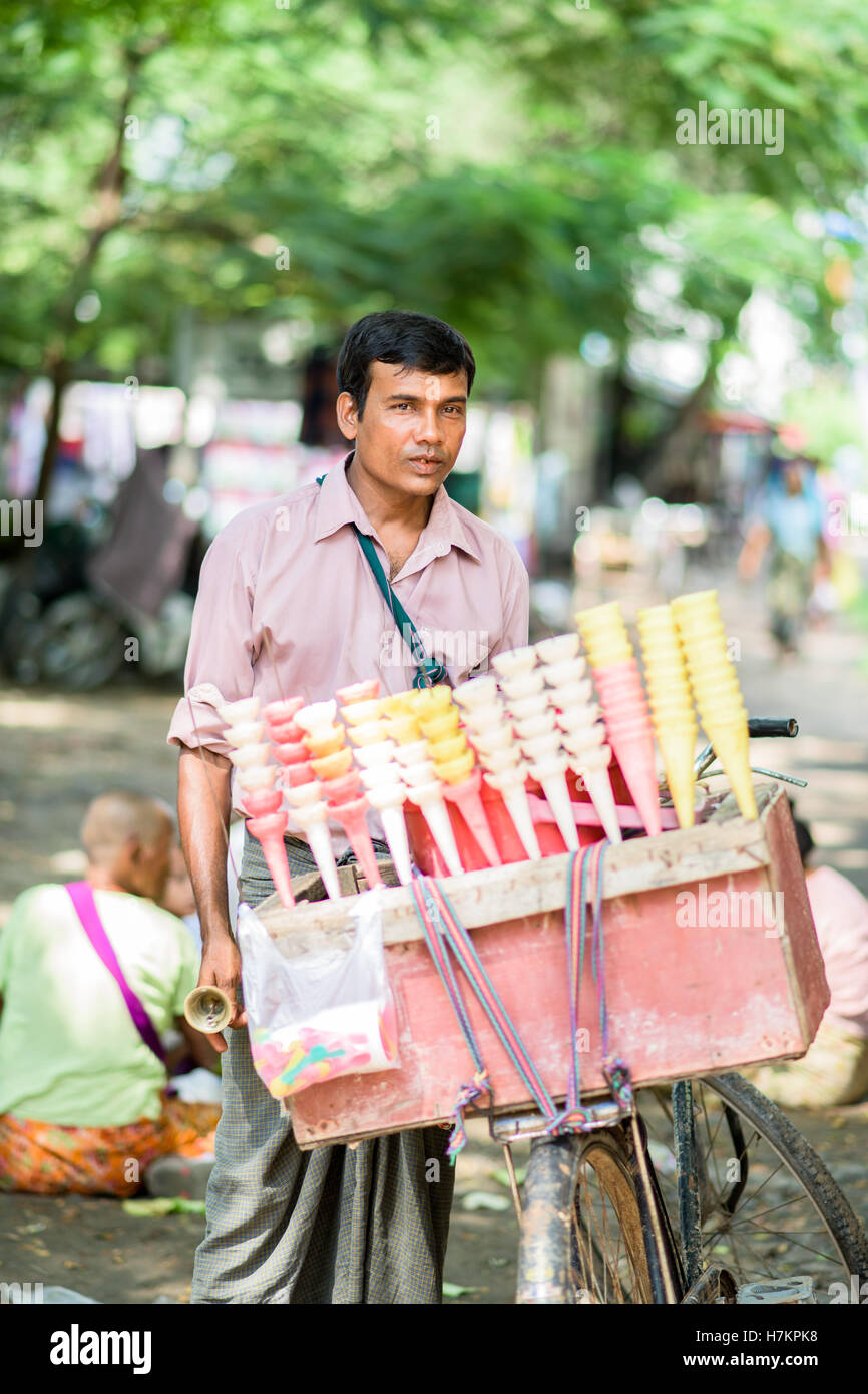 Street ice-cream venditore in Mandalay City della Birmania Foto Stock