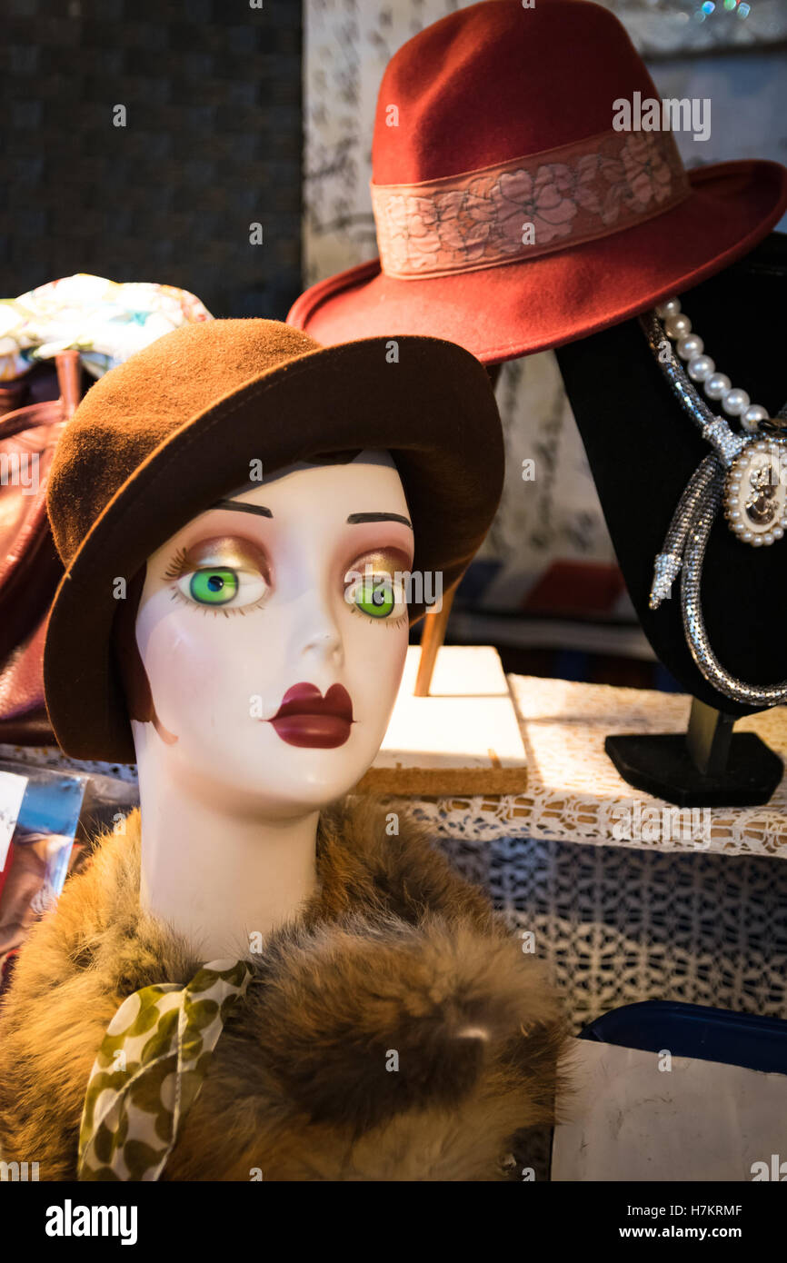 Milano, Italia - 1 Novembre 2015: donna cappelli in vecchio stile sono esposti in un mercato vintage. Foto Stock