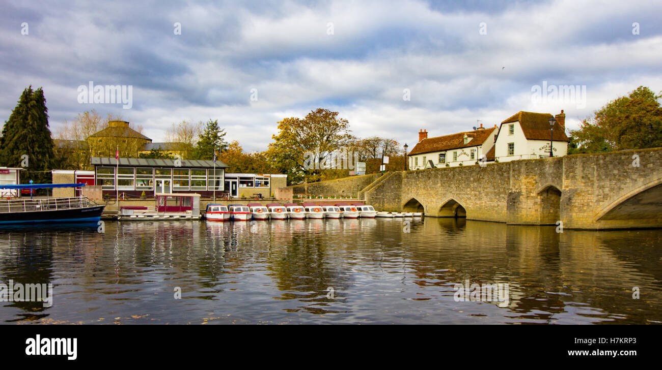 Vista del fiume Tamigi a Abingdon Bridge, Salters piroscafi noleggio barca e il Nag's Head Pub può essere visto in background. Foto Stock