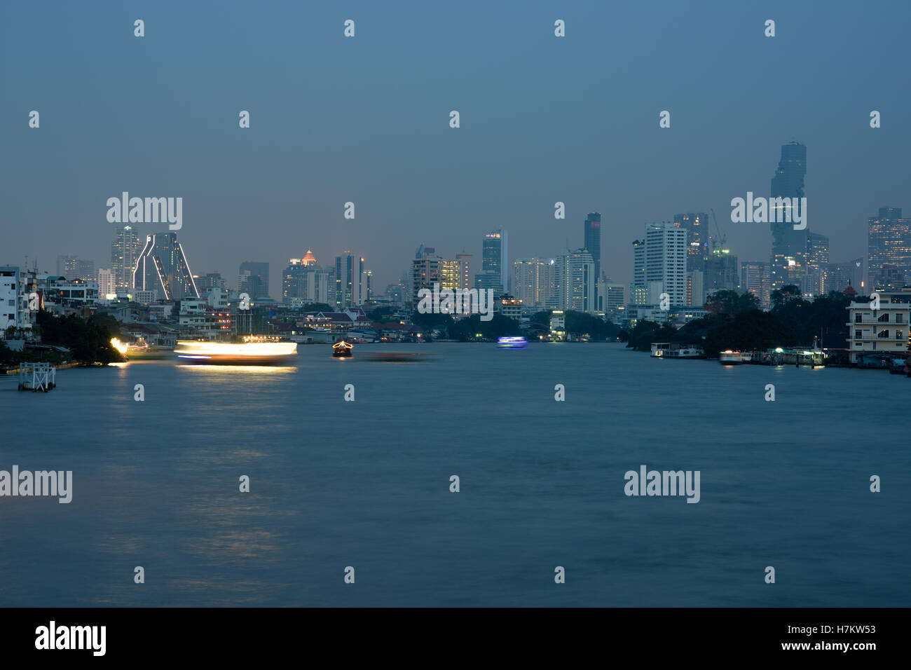 Bangkok panorama sul fiume Chao Phraya a notte Foto Stock