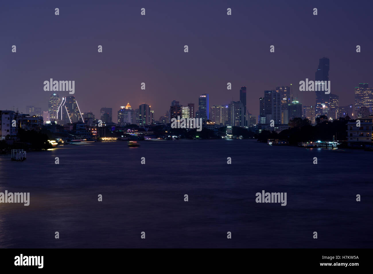 Bangkok panorama sul fiume Chao Phraya a notte Foto Stock