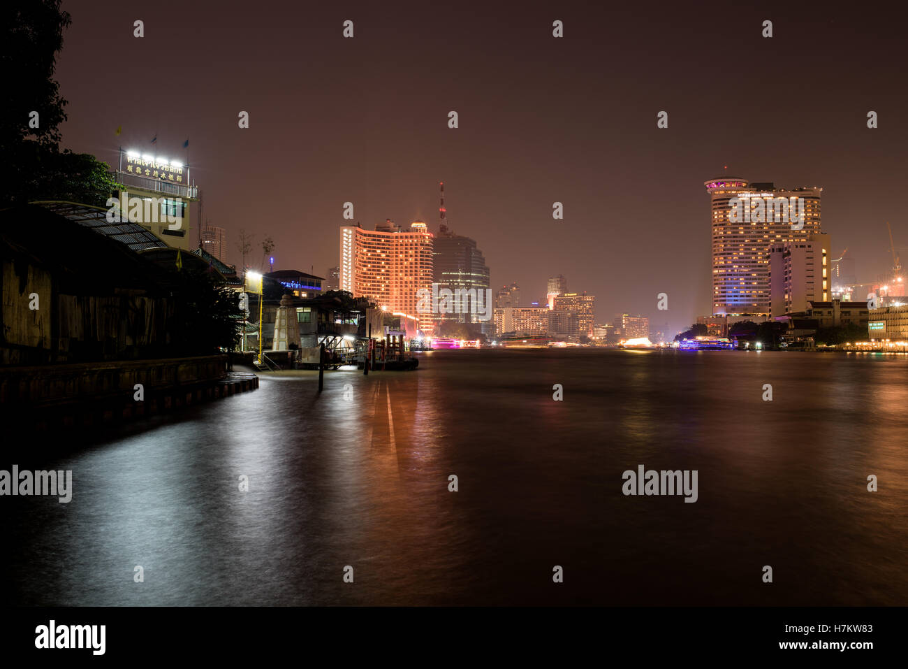 Bangkok panorama sul fiume Chao Phraya a notte Foto Stock