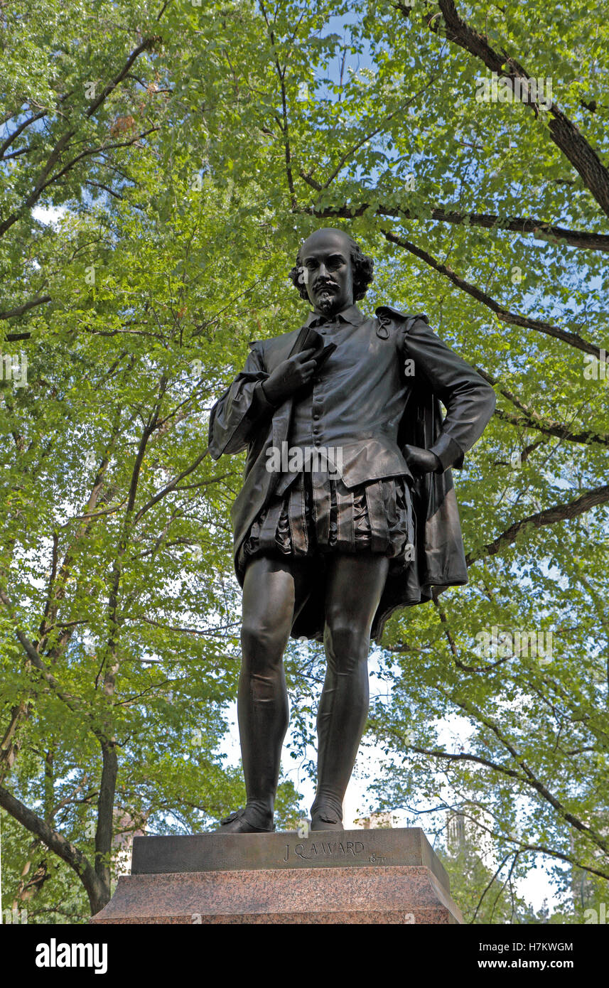 Statua di William Shakespeare (da John Quincy Adams Ward) in Central Park, Manhattan, New York, Stati Uniti. Foto Stock