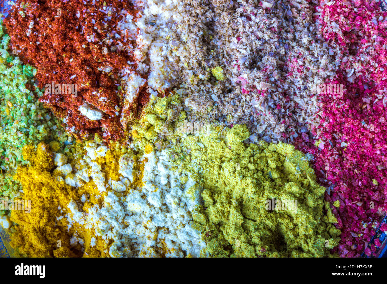 Mix di colorati indiano aromatiche spezie ed erbe in background Foto Stock