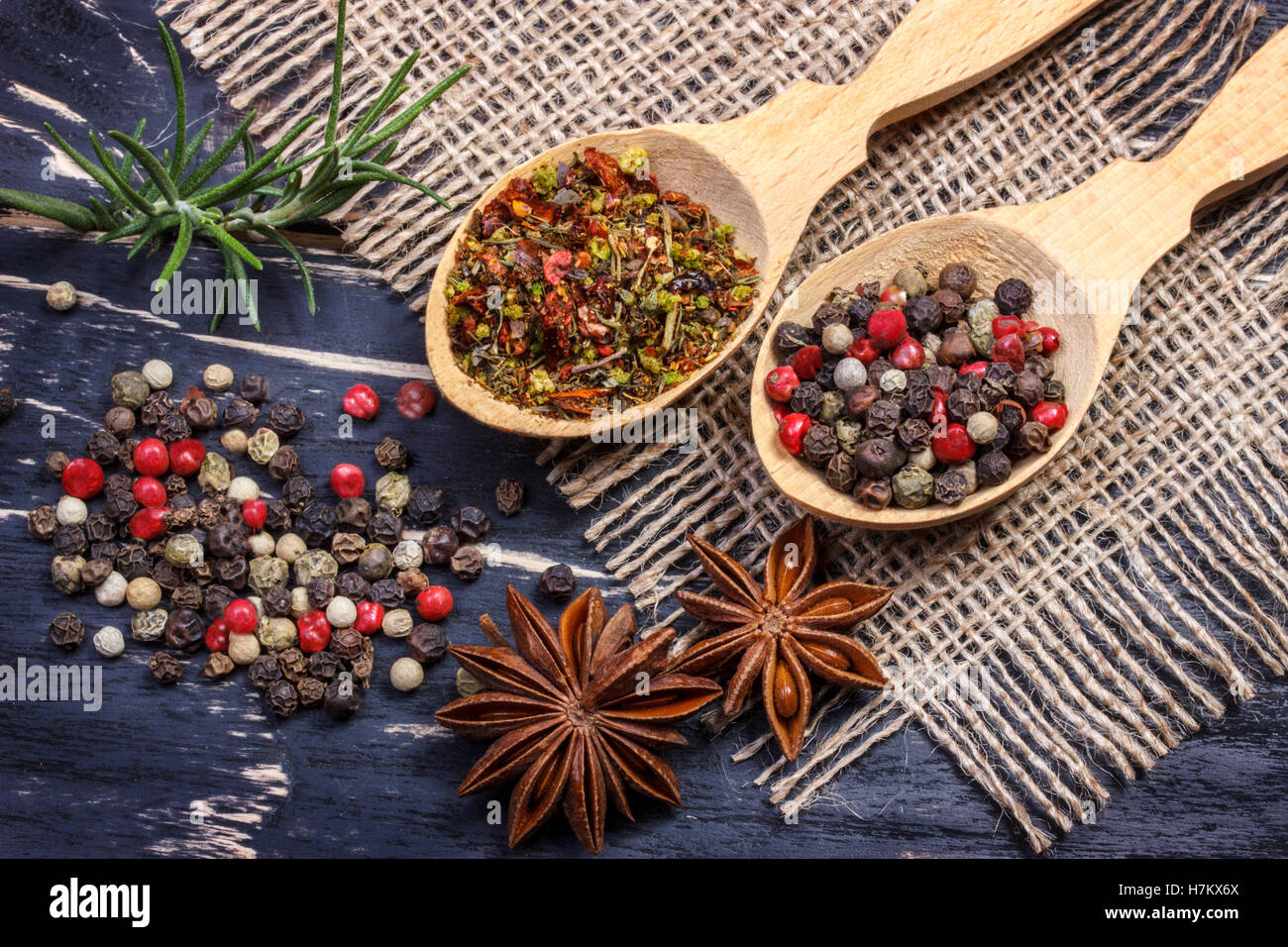 Colorate indiano aromatiche spezie ed erbe su una vecchia quercia legno marrone backgrownd Foto Stock