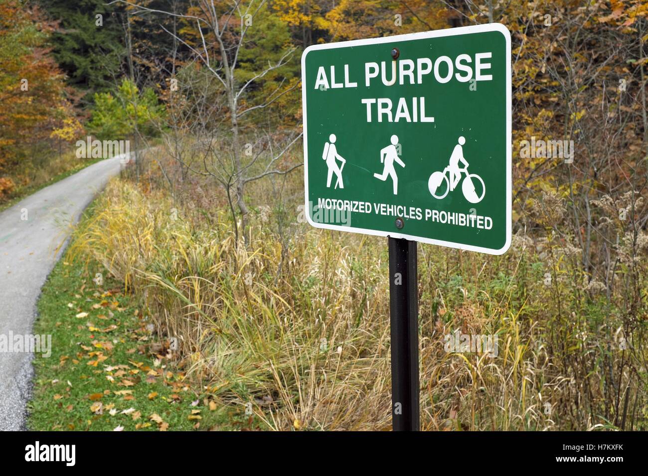 All Purpose Trail Sign, accanto a un percorso ricreativo pubblico nei Cleveland Metroparks di Cleveland, Ohio, USA. Foto Stock