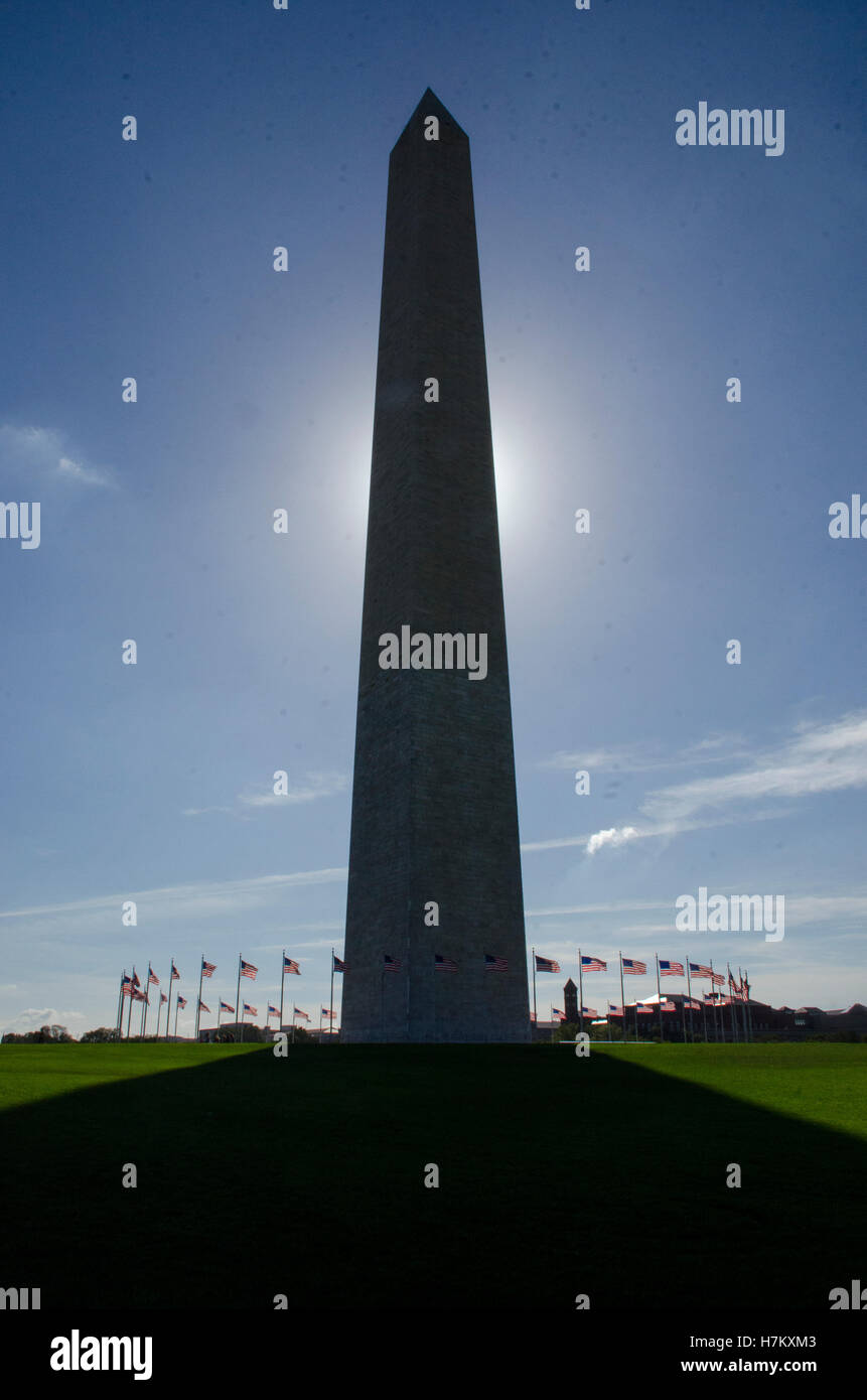 Il Monumento a Washington sembra al blocco fuori del sole che si getta una lunga ombra sul National Mall di Washington Foto Stock