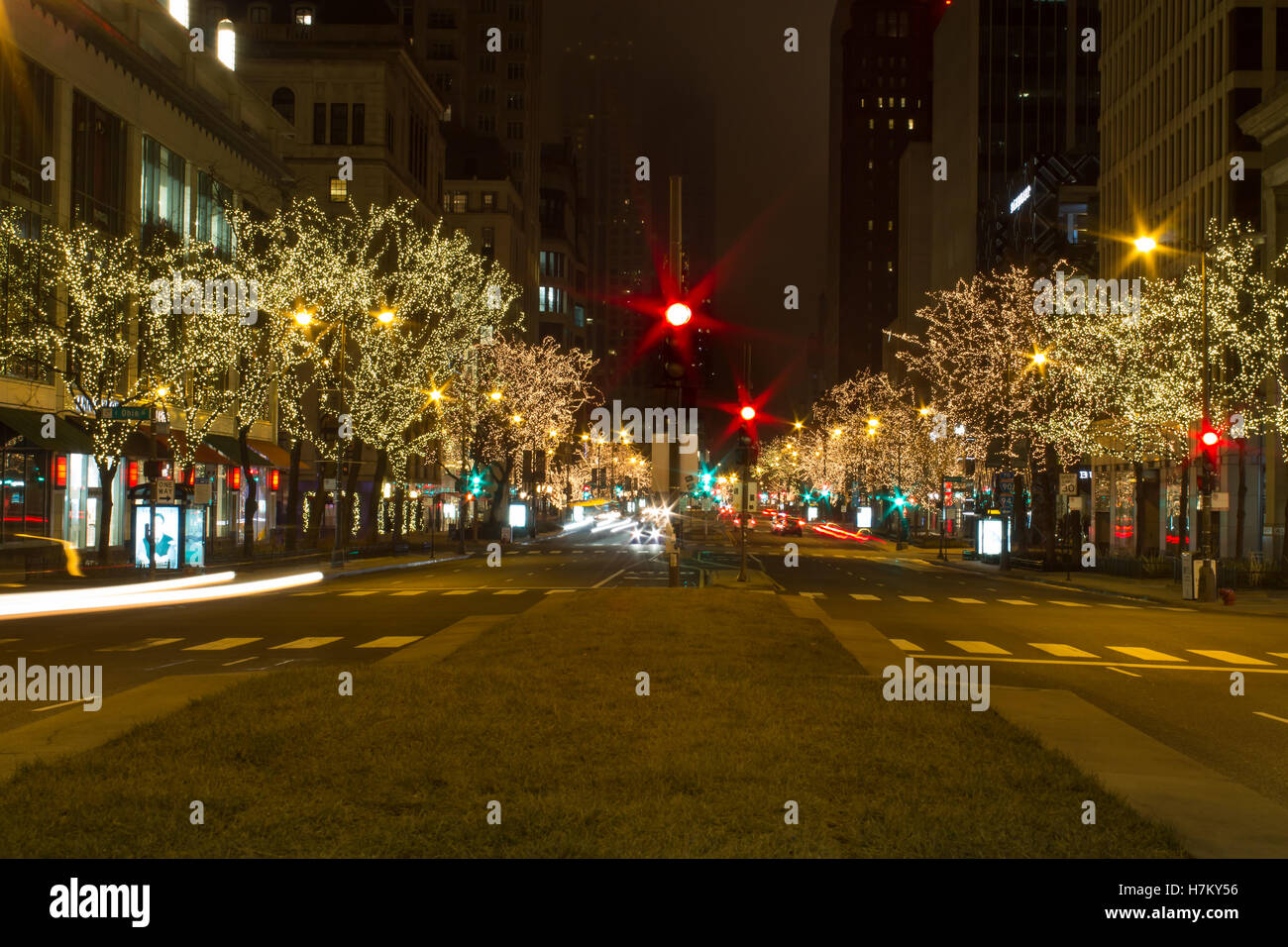 Natale cityscape notte con sfocato auto della luci di arresto Foto Stock