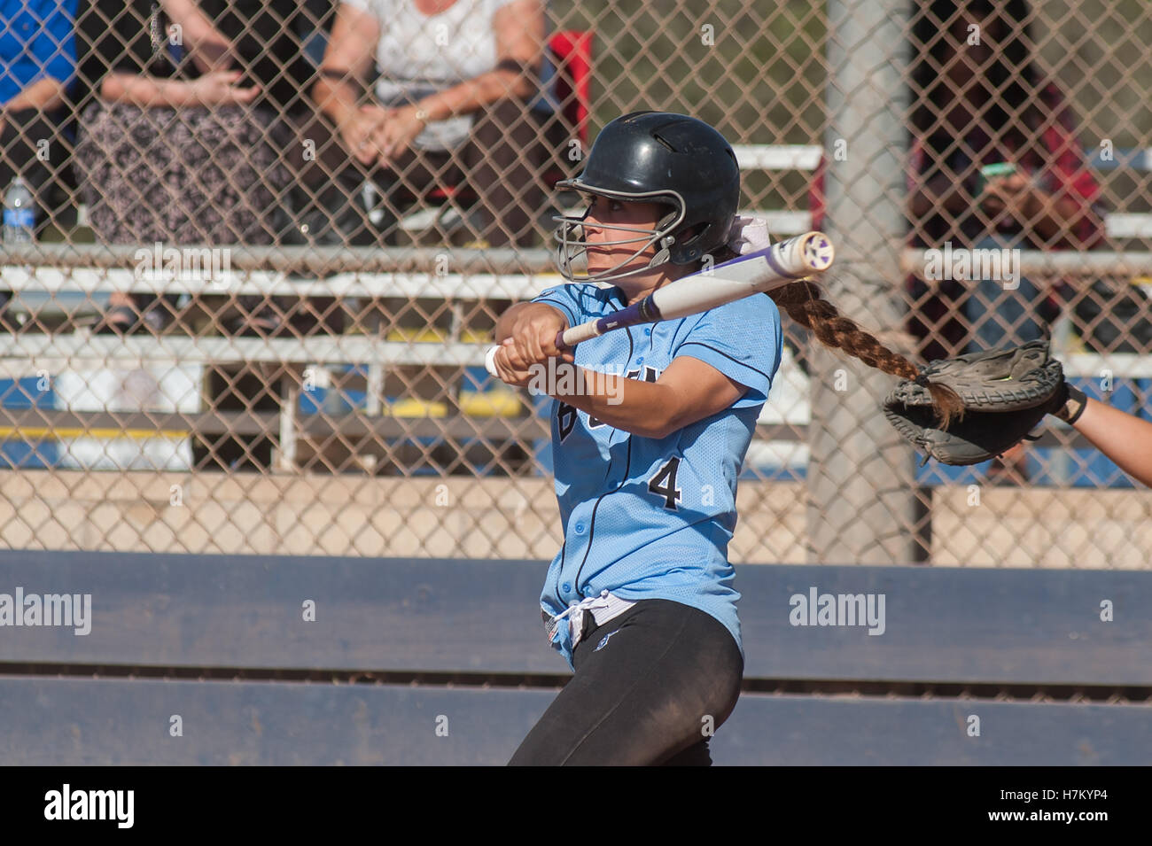 High school softball player in azione di gioco Foto Stock