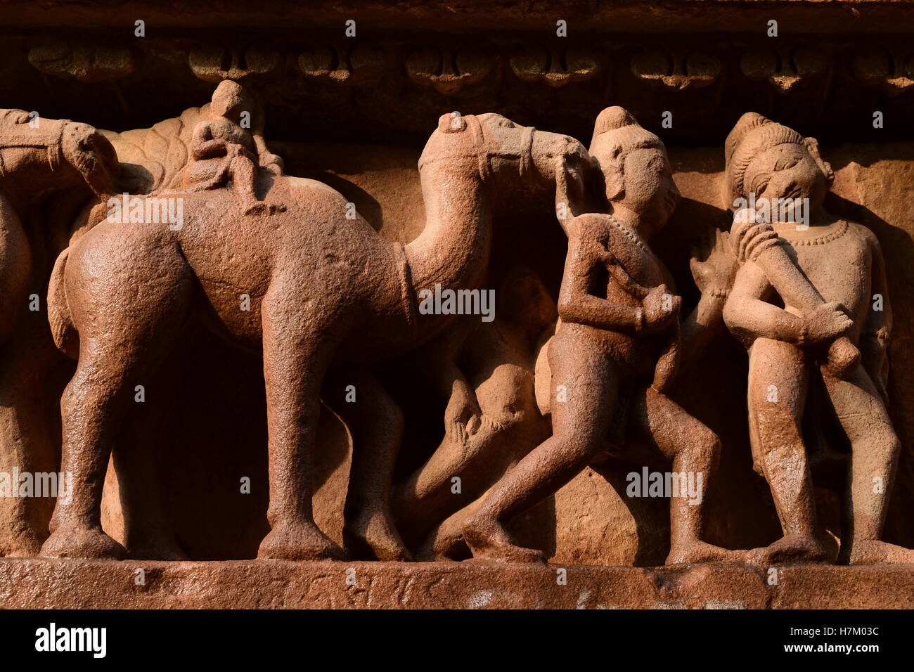Cammello scultura in pietra arenaria scultura di Khajuraho Lakshmana Temple UNESCO World Heritage Site India Foto Stock