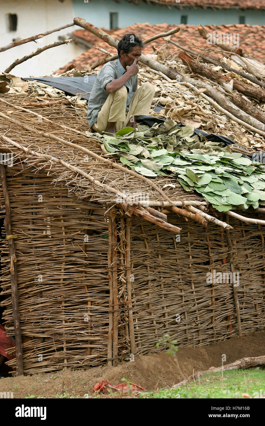 L'uomo Costruire Casa di villaggio, Khatia, Madhya Pradesh, India Foto Stock