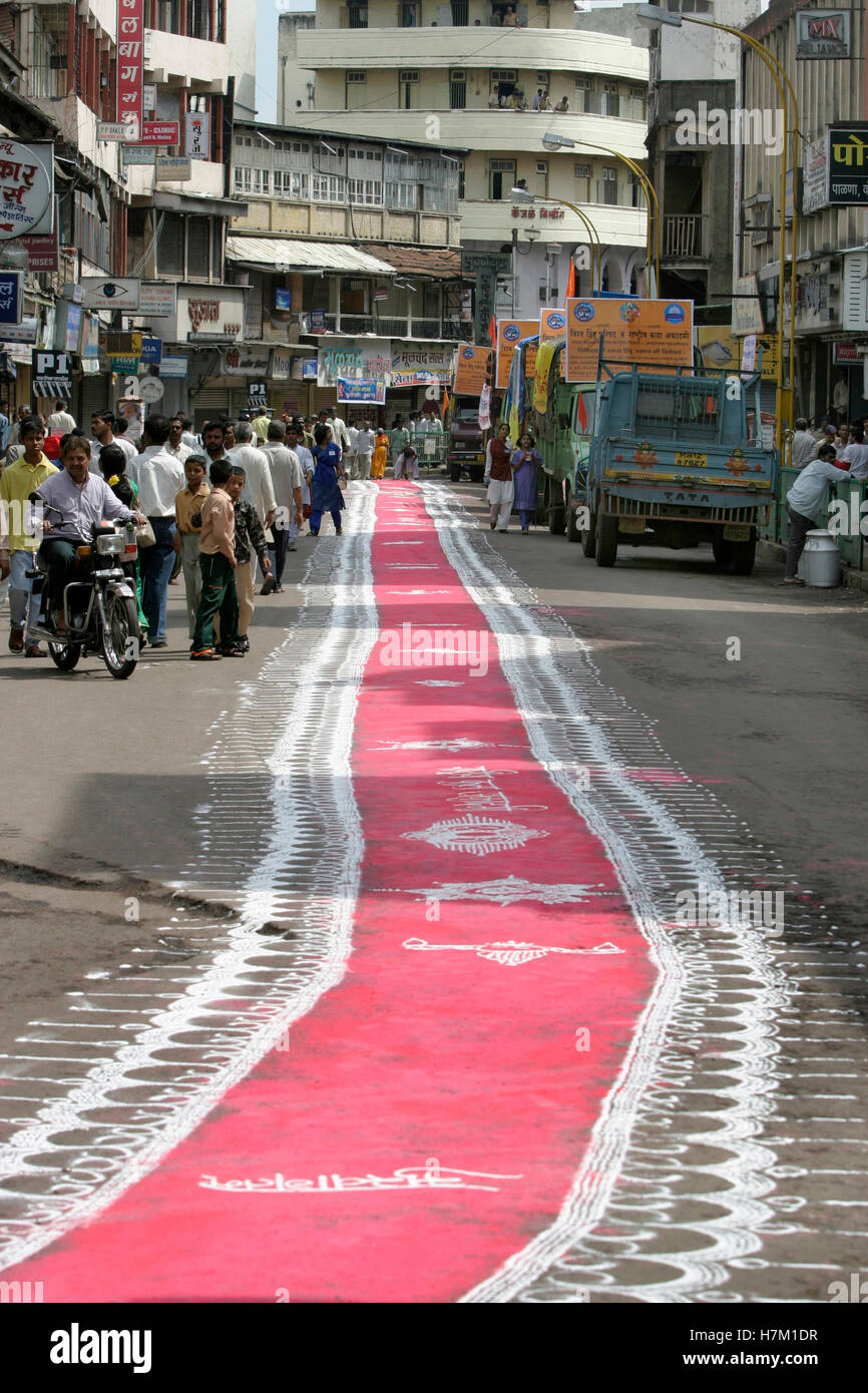 Rangoli (colore moquette)-Le donne indiane decorano la loro casa, strade durante i festival Foto Stock