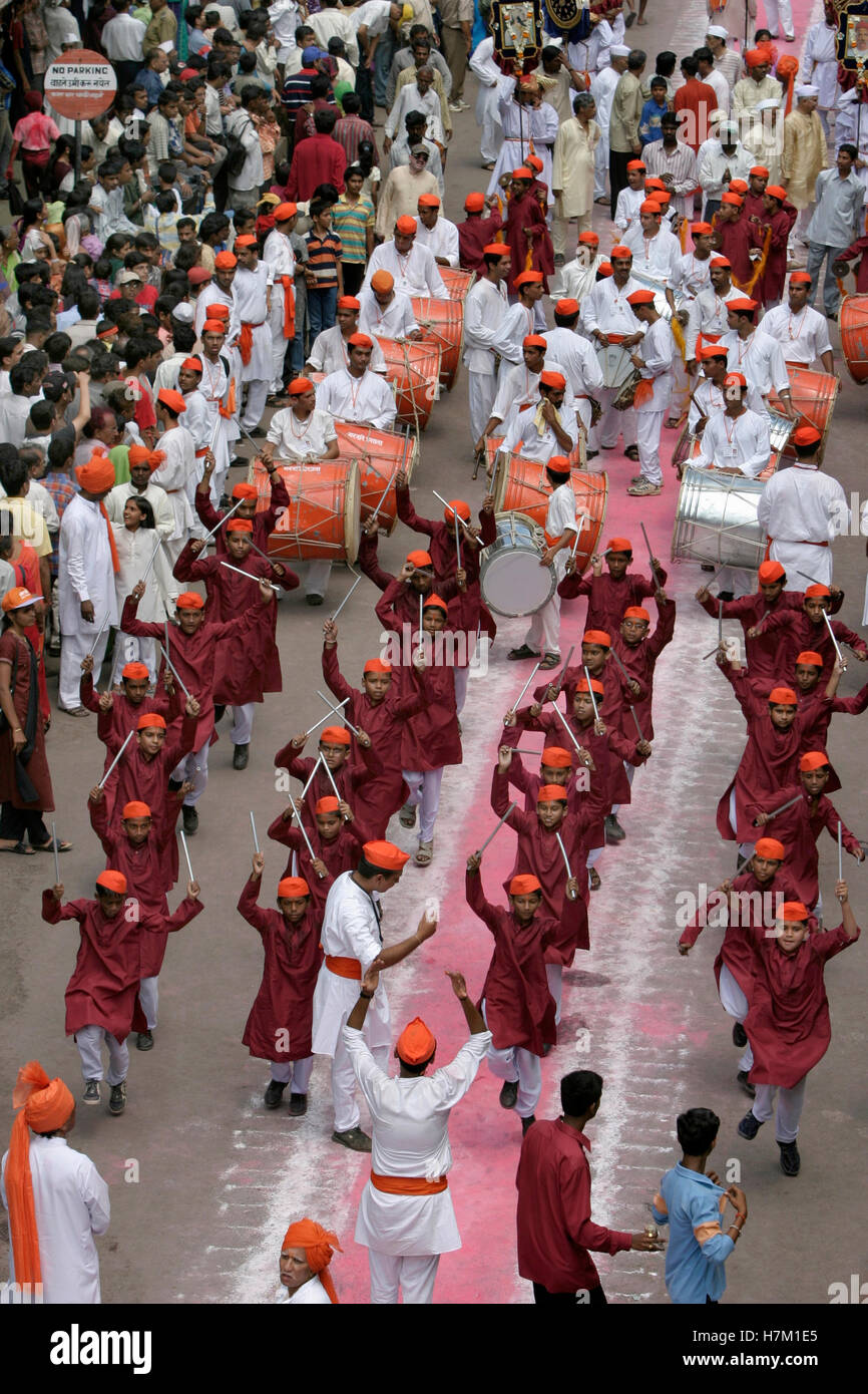 Processione- giocando stick e tamburi-indiano stagione del festival Foto Stock