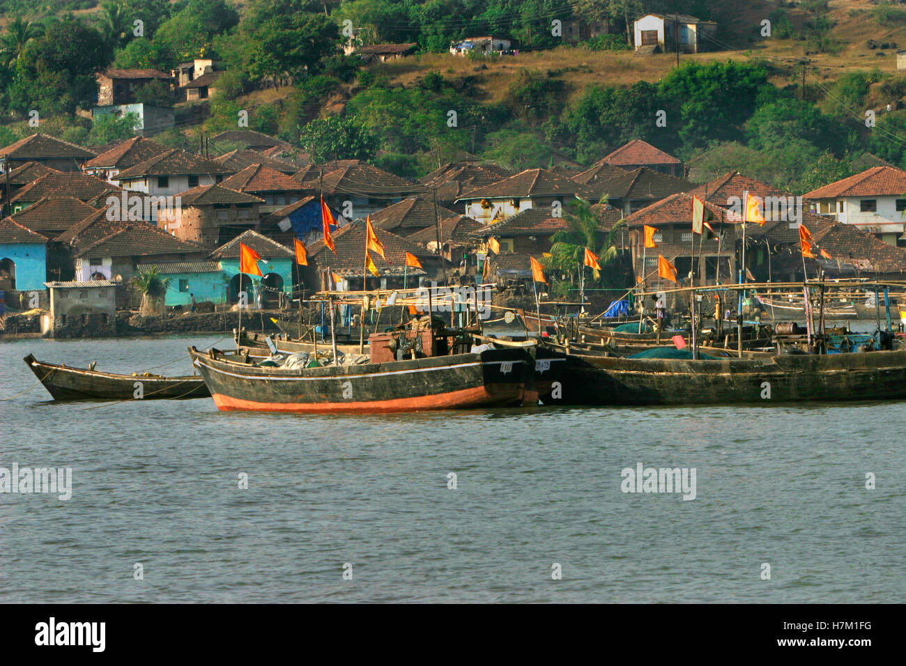 Villaggio di Pescatori e barche da pesca, Western Maharashtra, India Foto Stock