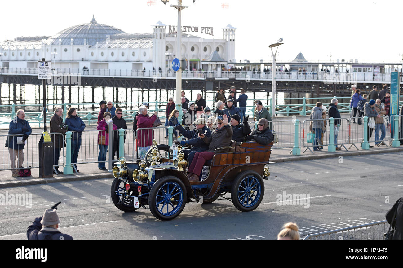 Brighton Sussex, Regno Unito. 6 Nov, 2016. Veicoli vicino alla linea di finitura del Bonhams Londra a Brighton Veteran Car Run sul lungomare di Brighton nel bellissimo autunno Meteo Credito: Simon Dack/Alamy Live News Foto Stock