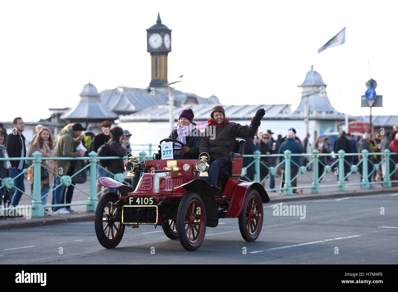 Brighton Sussex, Regno Unito. 6 Nov, 2016. Veicoli vicino alla linea di finitura del Bonhams Londra a Brighton Veteran Car Run sul lungomare di Brighton nel bellissimo autunno Meteo Credito: Simon Dack/Alamy Live News Foto Stock