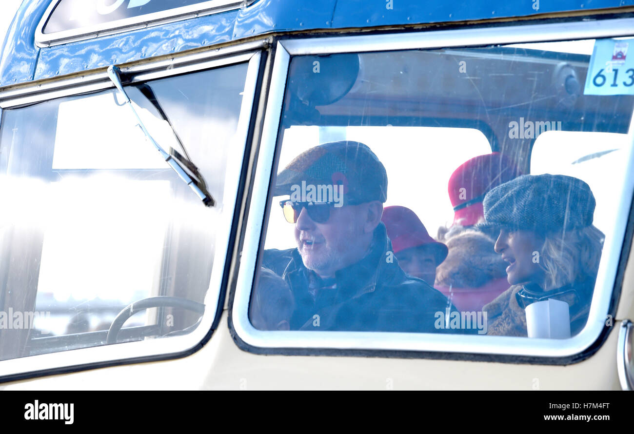 Brighton Sussex, Regno Unito. 6 Nov, 2016. Chris Evans dietro al volante di un vecchio autobus vicino alla linea di finitura del Bonhams Londra a Brighton Veteran Car Run in Madeira unità credito Brighton: Simon Dack/Alamy Live News Foto Stock