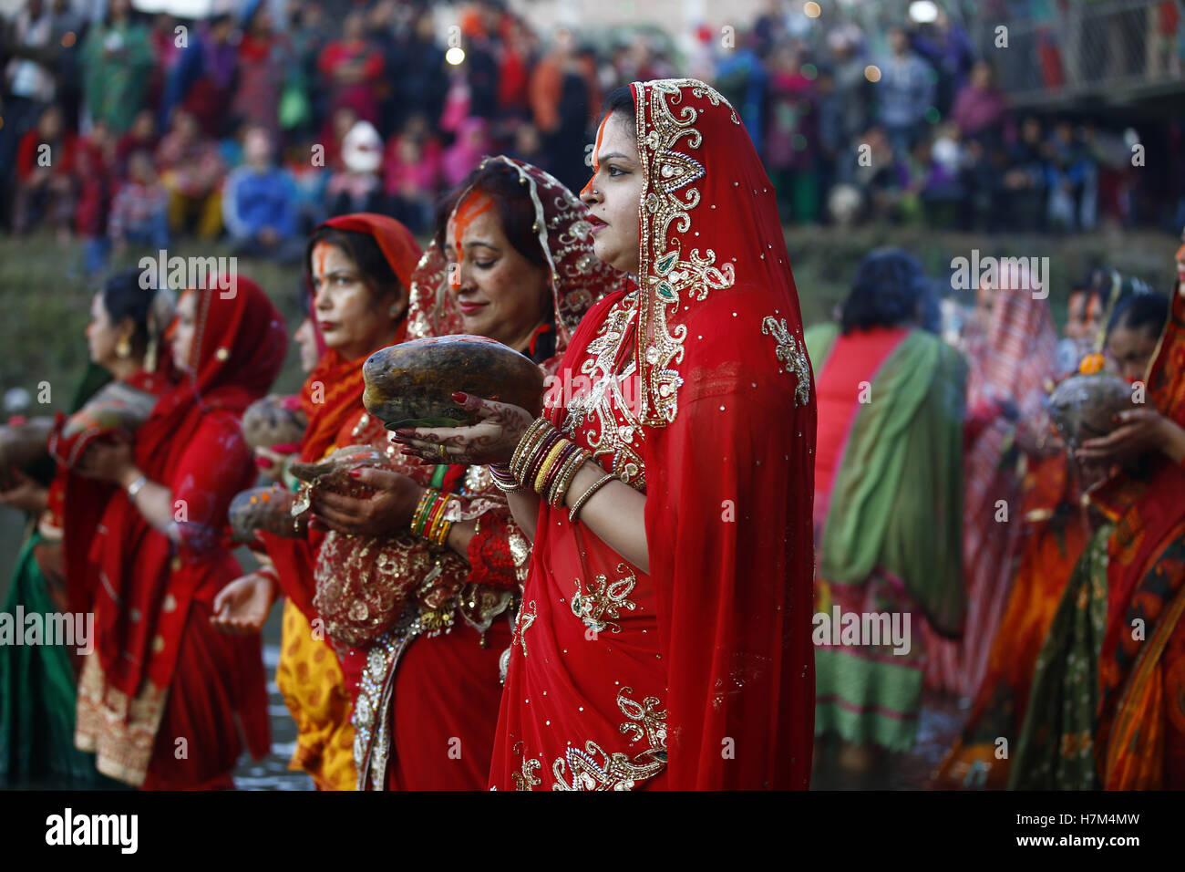 Kathmandu, Nepal. 6 Nov, 2016. Nepalese devoti indù offrendo preghiere al sole sulle rive del sacro fiume Bagmati Chhath durante il festival di Guhyeshwari, Kathmandu, Nepal, domenica 6 novembre, 2016. Su Chhath, una antica festa osservata dagli Indù, devoti raccogliere dal fiume santo per offrire la preghiera con il digiuno, la balneazione e piedi in acqua per periodi continui a offrire preghiere al Dio Sole, ringraziando e pagando rispetti a cercare benedizioni per sostenere la vita sulla terra. Credito: Skanda Gautam/ZUMA filo/Alamy Live News Foto Stock