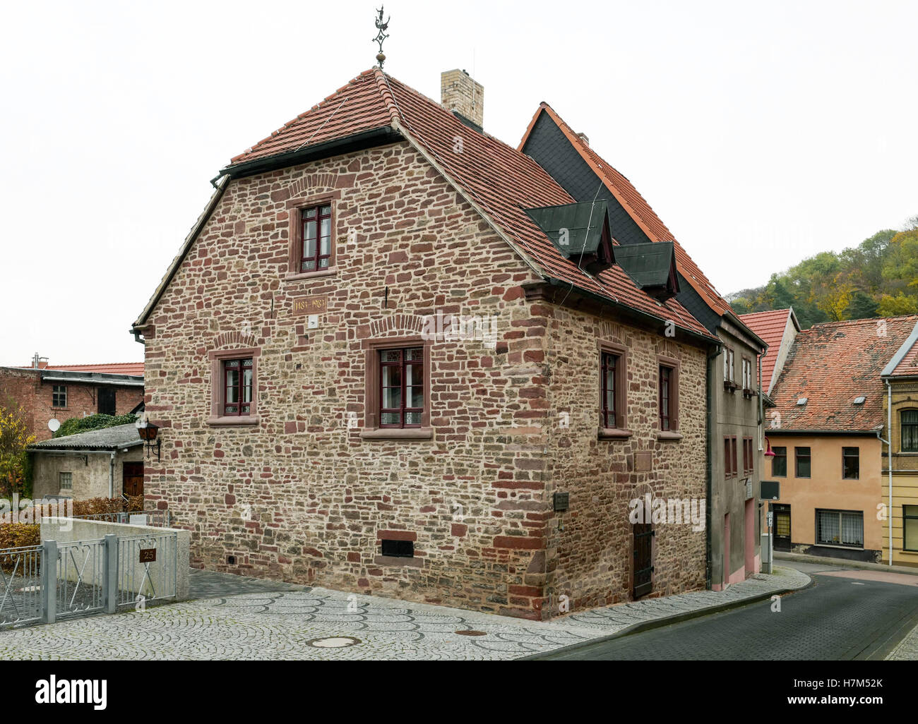 La casa d'infanzia (l) di più tardi il riformista Martin Lutero (1483-1546), fotografato in Mansfeld, Germania, 4 novembre 2016. Martin Lutero ha vissuto in Mansfeld tra 1484 e 1497. Foto: PETER ENDIG/dpa Foto Stock