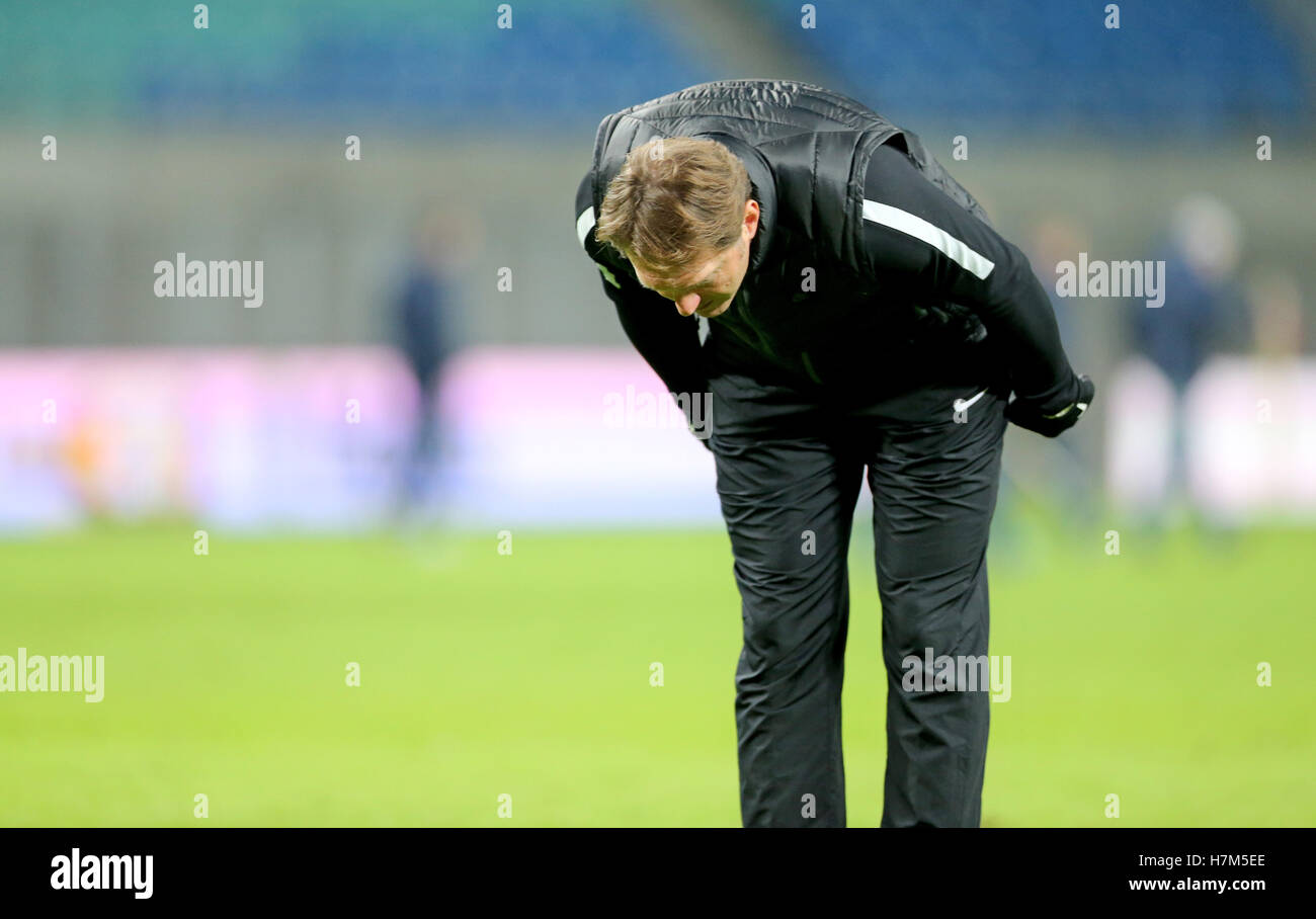 Leipzig, Germania. 6 Nov, 2016. Leipzig allenatore Ralph Hasenhuettl si inchina dopo il 3:1 vittoria del suo compagno di squadra alla Bundesliga partita di calcio tra RB Lipsia e FSV Mainz 05 alla Red Bull Arena di Lipsia, in Germania, 6 novembre 2016. Foto: JAN WOITAS/dpa (EMBARGO CONDIZIONI - ATTENZIONE: grazie all'accreditamento guidlines, il DFL consente solo la pubblicazione e utilizzazione di fino a 15 immagini per corrispondenza su internet e nei contenuti multimediali in linea durante la partita.) © dpa/Alamy Live News Foto Stock