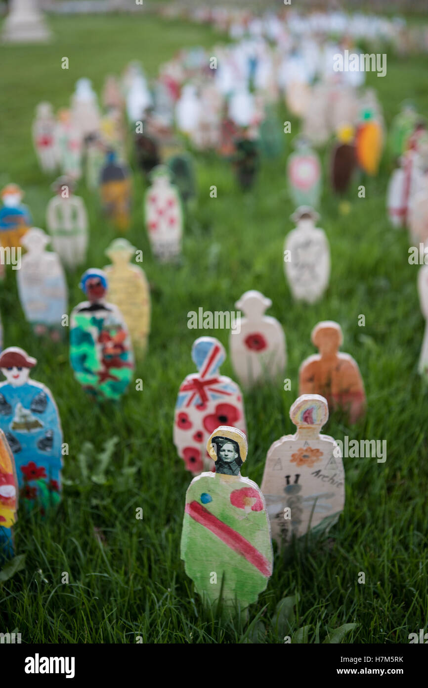 Battaglia delle Somme en masse arte di installazione. Il National Memorial Arboretum, Staffordshire, Regno Unito. Foto Stock