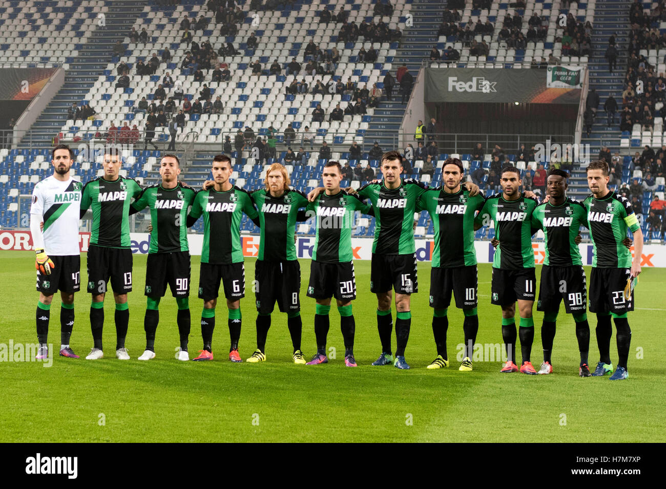 Reggio Emilia, Italia. 3 Novembre, 2016. Sassuolo gruppo team line-up calcio/calcetto : Sassuolo giocatori, Andrea Consigli, Federico Peluso, Antonino Ragusa, Lorenzo Pellegrini, Davide Biondini, Pol Mikel Lirola Kosok, Francesco Acerbi, Alessandro Matri, Gregoire Defrel, Claud Adjapong, Marcello Gazzola prima della UEFA Europa League Gruppo F corrispondenza tra noi Sassuolo 2-2 SK Rapid Wien a Mapei Stadium - Citta del Tricolore a Reggio Emilia, Italia . © Maurizio Borsari/AFLO/Alamy Live News Foto Stock