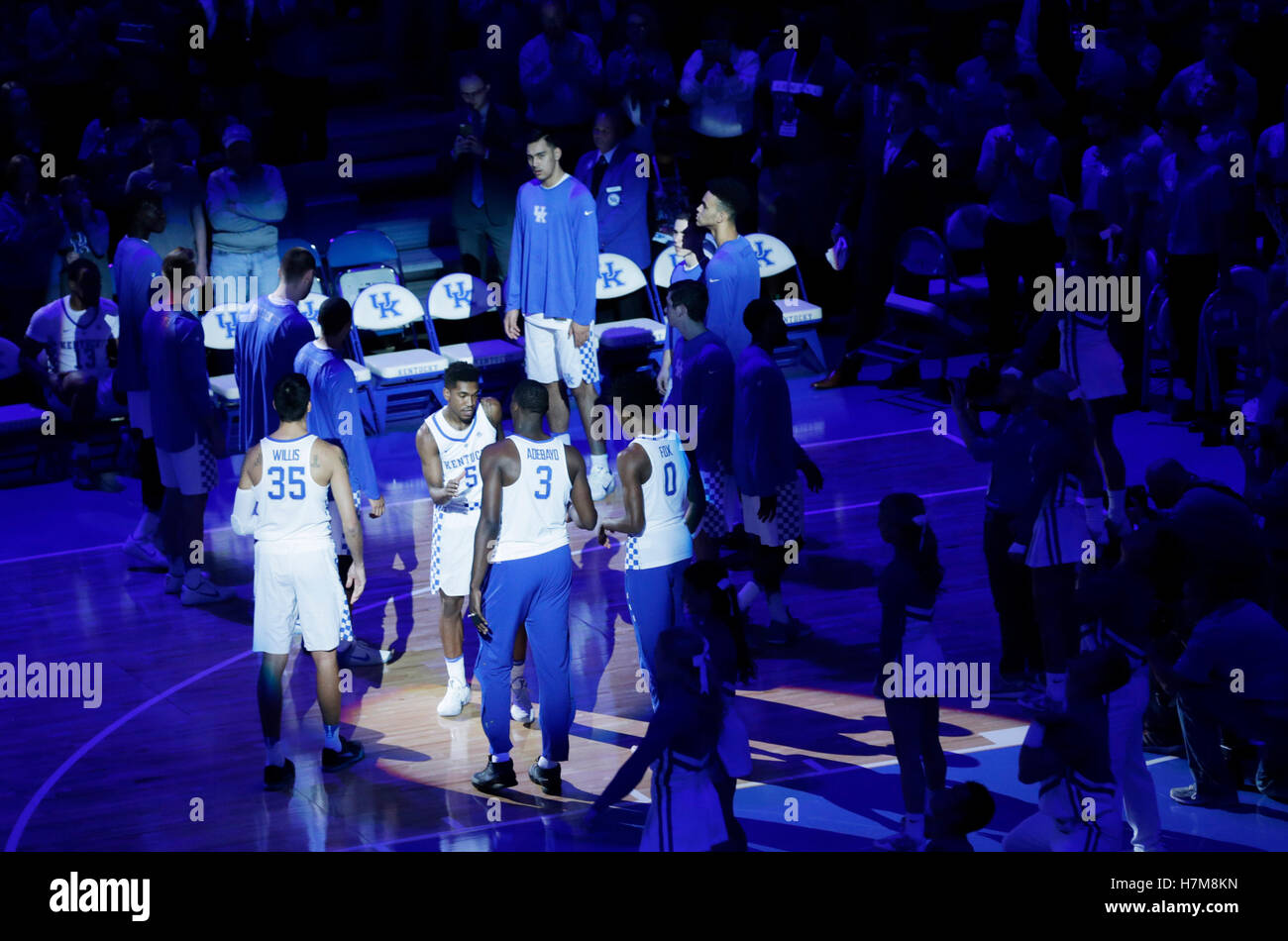 Lexington, KY, Stati Uniti. 6 Nov, 2016. Il Kentucky è stato introdotto prima del Asbury a Kentucky di pallacanestro degli uomini di gioco alla Rupp Arena di Lexington, KY, su nov. 6, 2016. Credito: Lexington Herald-Leader/ZUMA filo/Alamy Live News Foto Stock