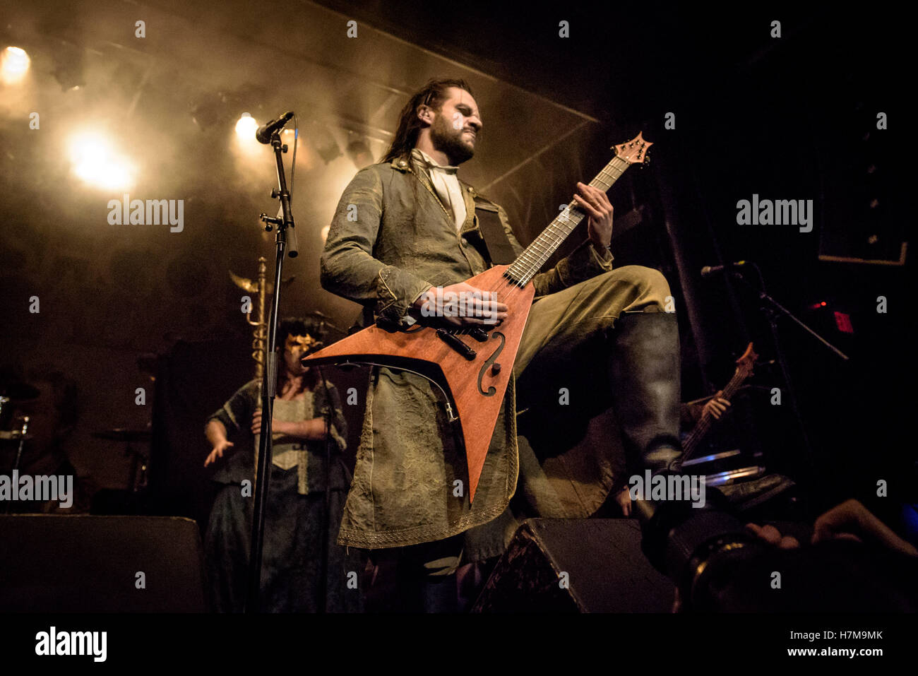 Toronto, Ontario, Canada. 6 Nov, 2016. Italian band death metal 'Fleshgod Apocalypse' eseguita presso il concerto di Phoenix Theatre di Toronto. I membri della band: TOMMASO RICCARDI, Paolo Rossi, CRISTIANO TRIONFERA, Francesco Paoli, FRANCESCO FERRINI Credit: Igor Vidyashev/ZUMA filo/Alamy Live News Foto Stock