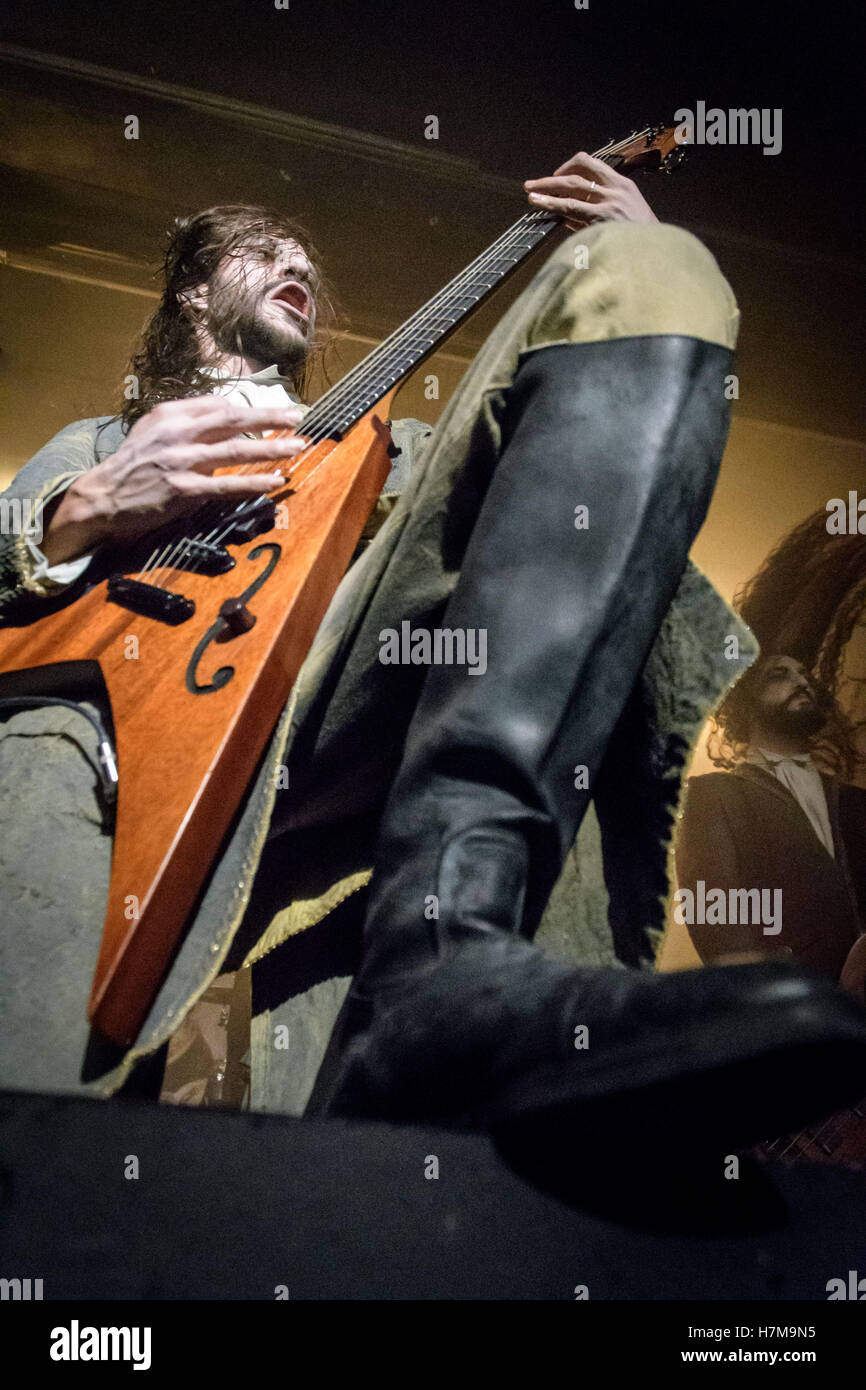 Toronto, Ontario, Canada. 6 Nov, 2016. Italian band death metal 'Fleshgod Apocalypse' eseguita presso il concerto di Phoenix Theatre di Toronto. I membri della band: TOMMASO RICCARDI, Paolo Rossi, CRISTIANO TRIONFERA, Francesco Paoli, FRANCESCO FERRINI Credit: Igor Vidyashev/ZUMA filo/Alamy Live News Foto Stock