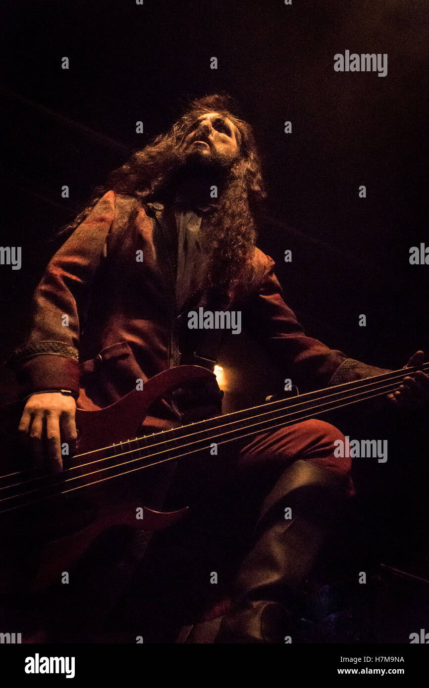 Toronto, Ontario, Canada. 6 Nov, 2016. Italian band death metal 'Fleshgod Apocalypse' eseguita presso il concerto di Phoenix Theatre di Toronto. I membri della band: TOMMASO RICCARDI, Paolo Rossi, CRISTIANO TRIONFERA, Francesco Paoli, FRANCESCO FERRINI Credit: Igor Vidyashev/ZUMA filo/Alamy Live News Foto Stock