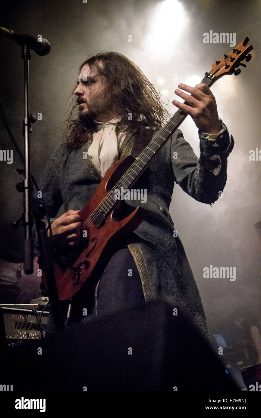 Toronto, Ontario, Canada. 6 Nov, 2016. Italian band death metal 'Fleshgod Apocalypse' eseguita presso il concerto di Phoenix Theatre di Toronto. I membri della band: TOMMASO RICCARDI, Paolo Rossi, CRISTIANO TRIONFERA, Francesco Paoli, FRANCESCO FERRINI Credit: Igor Vidyashev/ZUMA filo/Alamy Live News Foto Stock