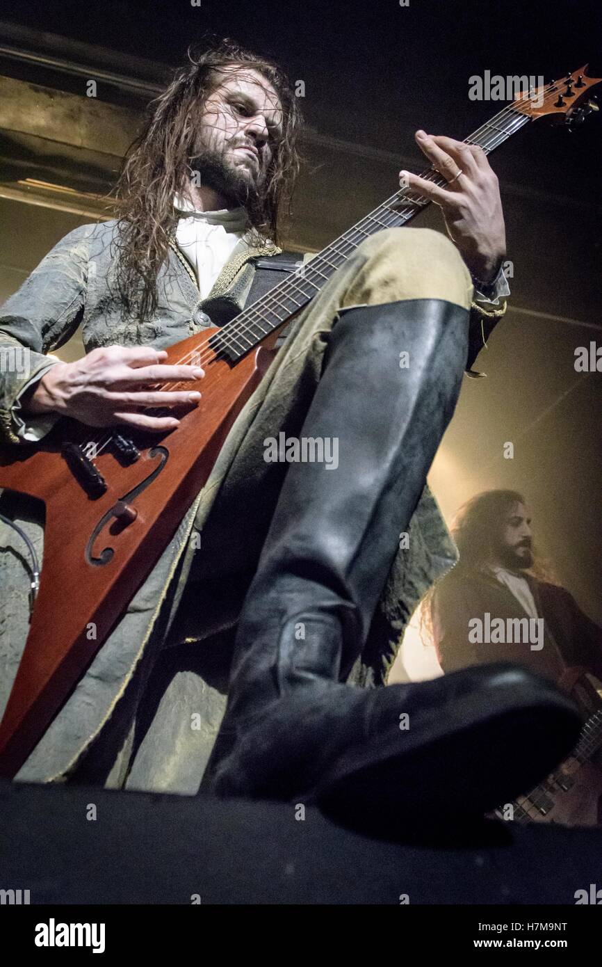 Toronto, Ontario, Canada. 6 Nov, 2016. Italian band death metal 'Fleshgod Apocalypse' eseguita presso il concerto di Phoenix Theatre di Toronto. I membri della band: TOMMASO RICCARDI, Paolo Rossi, CRISTIANO TRIONFERA, Francesco Paoli, FRANCESCO FERRINI Credit: Igor Vidyashev/ZUMA filo/Alamy Live News Foto Stock