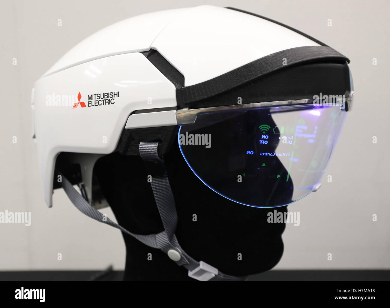 Tokyo, Giappone. 7 Nov, 2016. Elettronica giapponese maker Mitsubishi Electric demontsrates dispositivi indossabili per lavoro in fabbrica presso la sede aziendale a Tokyo lunedì 7 novembre 2016. Mitsubishi Electric ha sviluppato una Realtà aumentata (AR) utilizzando la tecnologia smartglass, fotocamera e microfono per lavori di manutenzione presso le fabbriche. Credito: Yoshio Tsunoda/AFLO/Alamy Live News Foto Stock
