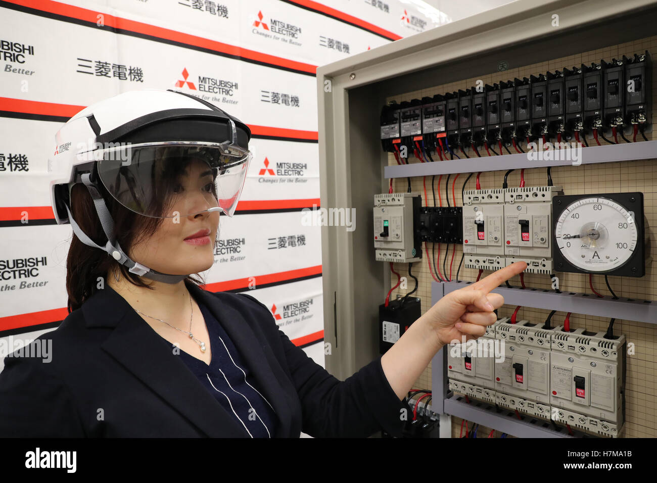 Tokyo, Giappone. 7 Nov, 2016. Elettronica giapponese maker Mitsubishi Electric demontsrates dispositivi indossabili per lavoro in fabbrica presso la sede aziendale a Tokyo lunedì 7 novembre 2016. Mitsubishi Electric ha sviluppato una Realtà aumentata (AR) utilizzando la tecnologia smartglass, fotocamera e microfono per lavori di manutenzione presso le fabbriche. Credito: Yoshio Tsunoda/AFLO/Alamy Live News Foto Stock