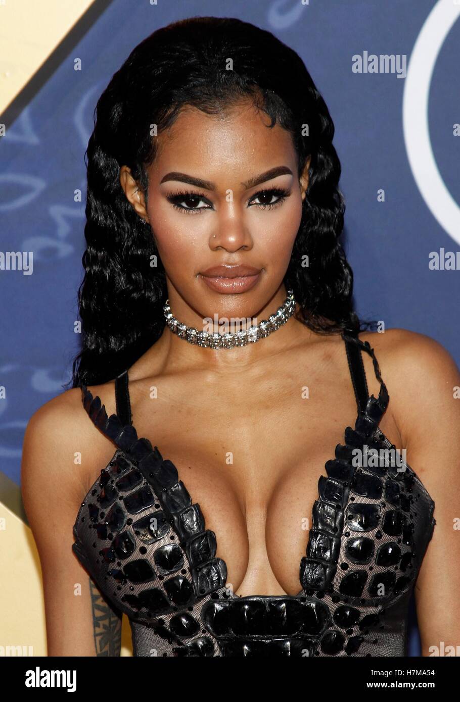 Las Vegas, NV, Stati Uniti d'America. 6 Nov, 2016. Teyana Taylor presso gli arrivi di Soul Train Awards 2016 - Arrivi, Orleans Arena, Las Vegas, nanovolt Novembre 6, 2016. Credito: James Atoa/Everett raccolta/Alamy Live News Foto Stock