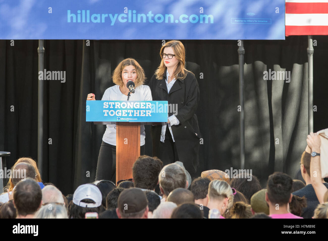 Las Vegas, Nevada, USA. 6 Nov, 2016. Attrici America Ferrera e Amber Tamblyn parla alla folla in un rally GOTV il 6 novembre 2016 presso il College of Southern Nevada settentrionale, Campus in Las Vegas NV. Credito: la foto di accesso/Alamy Live News Foto Stock