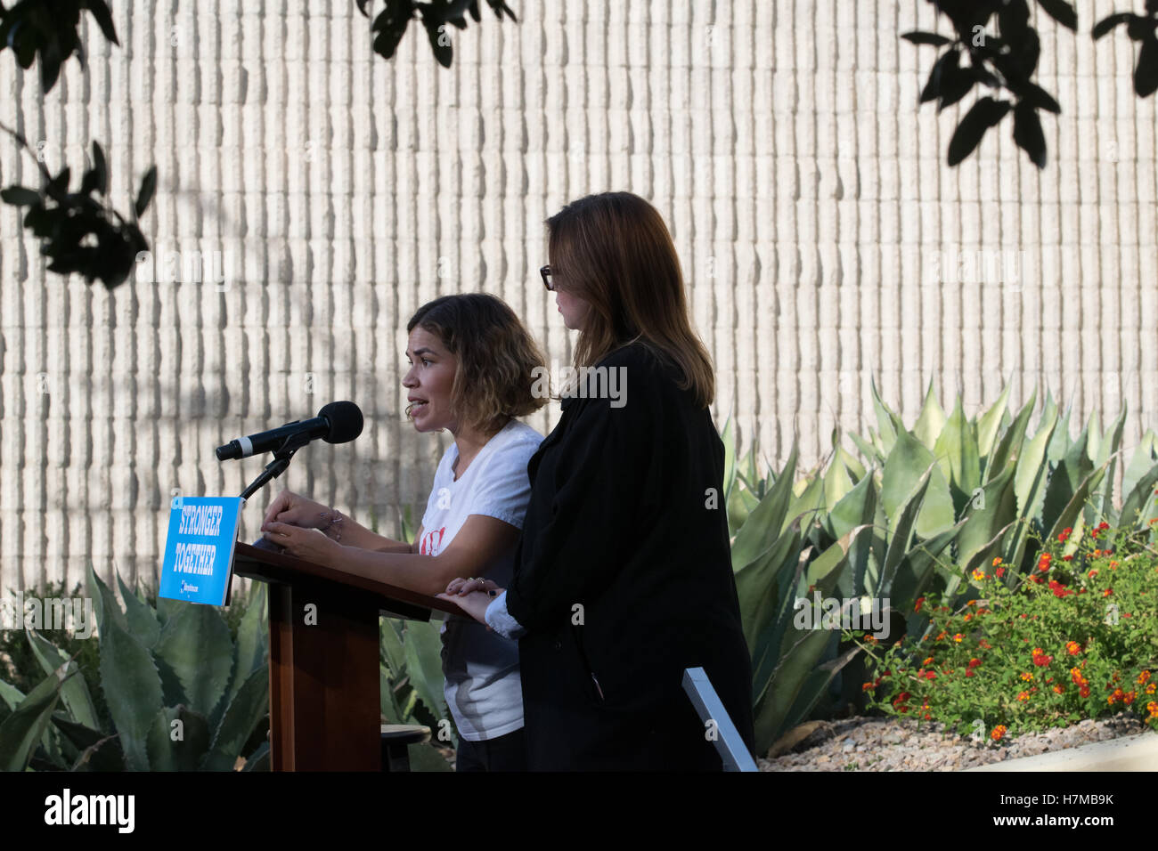 Las Vegas, Nevada, USA. 6 Nov, 2016. Attrici America Ferrera e Amber Tamblyn parla alla folla in un rally GOTV il 6 novembre 2016 presso il College of Southern Nevada settentrionale, Campus in Las Vegas NV. Credito: la foto di accesso/Alamy Live News Foto Stock