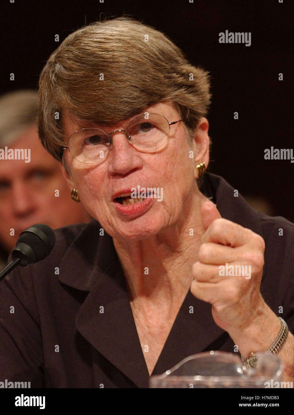 Washington, Distretto di Columbia, Stati Uniti d'America. 13 apr 2004. Washington, DC - Aprile 13, 2004 -- ex Procuratore Generale Janet Reno testimonia davanti alla commissione nazionale sugli attentati terroristici dopo gli Stati Uniti (9-11) della Commissione a Washington, DC 13 Aprile 2004.Credit: Ron Sachs/CNP.[restrizione: No New York Metro o altri giornali nel raggio di 75 miglia da New York City] © Ron Sachs/CNP/ZUMA filo/Alamy Live News Foto Stock