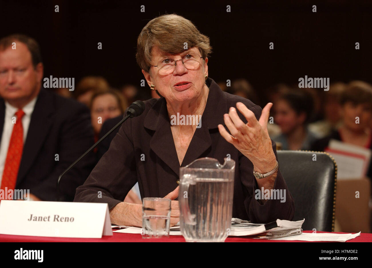 Washington, DC - Aprile 13, 2004 -- ex Procuratore Generale Janet Reno testimonia davanti alla commissione nazionale sugli attentati terroristici dopo gli Stati Uniti (9-11) della Commissione a Washington, DC il 13 aprile 2004. Credito: Ron Sachs/CNP/MediaPunch [restrizione: No New York Metro o altri giornali nel raggio di 75 miglia da New York City] Foto Stock