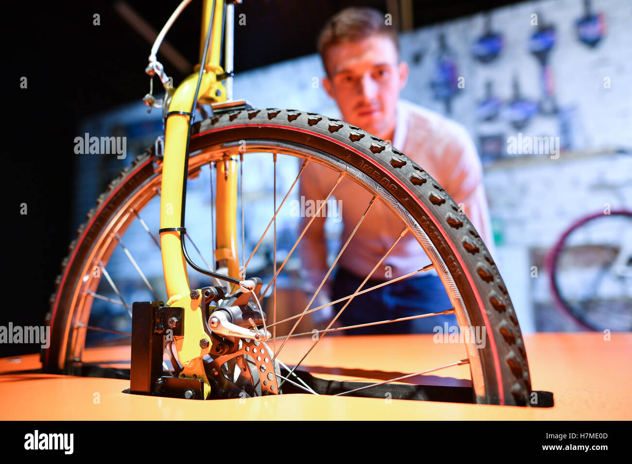 Mannheim, Germania. 07 Nov, 2016. Un uomo guarda ad una moto con più sistemi di interruzione sul display al Technoseum nella speciale mostra ' 2 ruote - 200 anni. Freiherr von Drais e la storia della bicicletta' a Mannheim, Germania, 07 novembre 2016. Foto: UWE ANSPACH/dpa/Alamy Live News Foto Stock