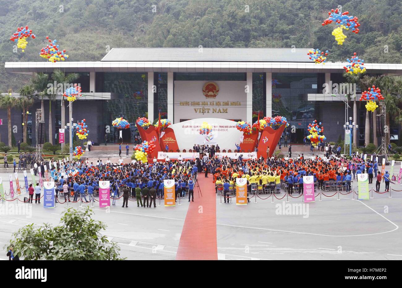 (161107) -- LANG SON, nov. 7, 2016 (Xinhua) -- Foto scattata il 9 novembre 7, 2016 mostra la cerimonia di lancio del terzo China-Vietnam Festival della Gioventù a Huu Nghi confine internazionale cancello di Lang Son provincia, Vietnam. Circa mille giovani cinesi e oltre 9 mila i giovani vietnamiti ha dato dei calci a fuori la terza China-Vietnam Festival della Gioventù il lunedì per potenziare la comprensione e amicizia tra i due paesi. Il Festival, sotto il tema "vietnamita e cinese giovani unire le mani nella promozione di amicizia,' dispone di varie attività di Hanoi e sei vietnamita del nord province. (Xinhua/V Foto Stock